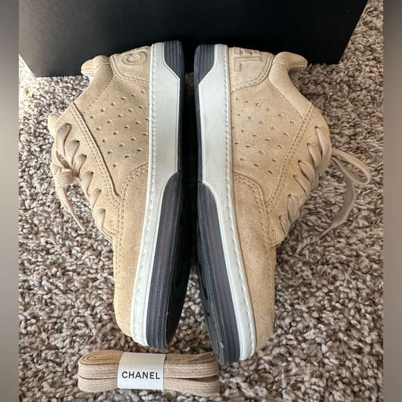 Authentic Chanel Sneakers in Suede Calfskin Beige - Picture 4 of 11
